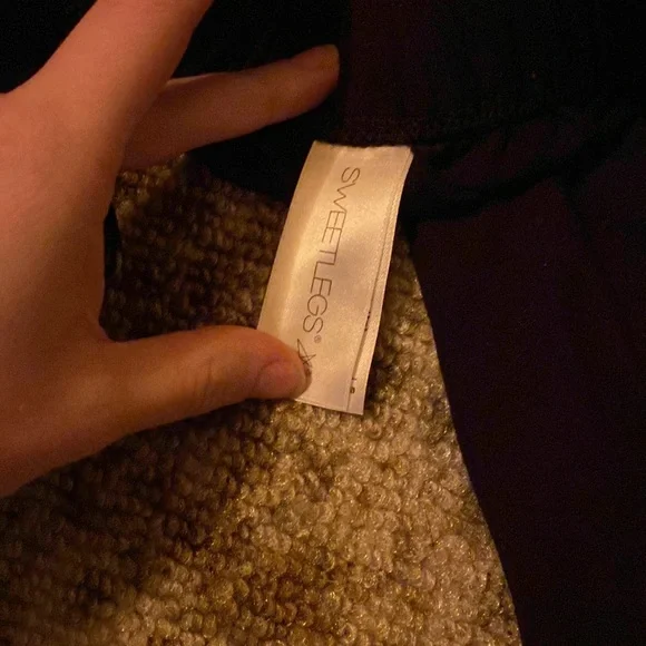 Sweet legs - Picture 3 of 4